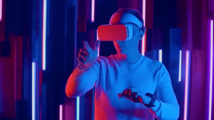 VR耳机中的年轻人环顾四周，想知道多么神奇。虚拟现实头盔。