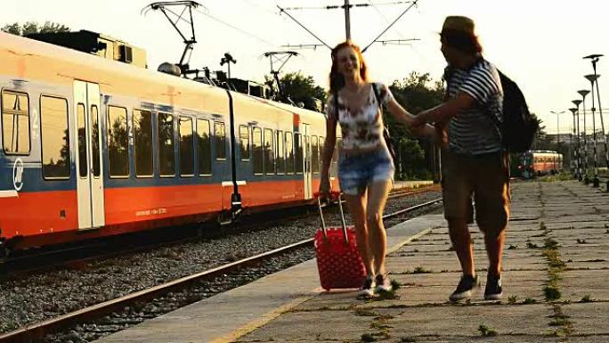 夫妇在火车站火车后奔跑的视频