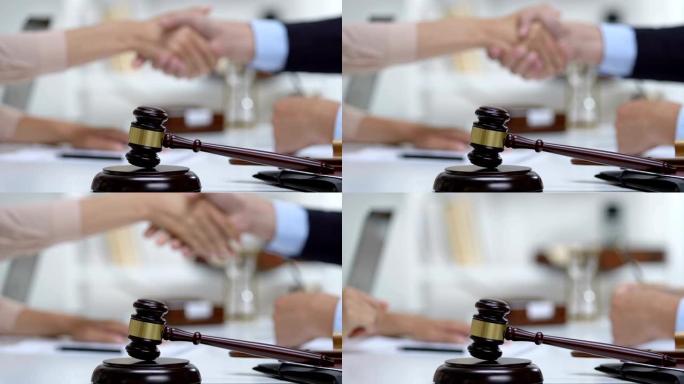 专业律师和律师在法庭上握手，案件协议