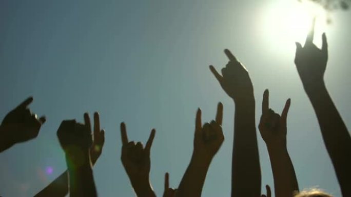 举起的手显示了号角手势的摇滚标志，摇滚音乐会，派对时间