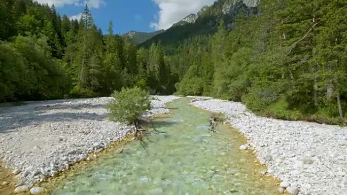 在阳光下飞上山河高山峰水墨山脉