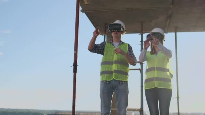 携带VR耳机的工厂的主要工程师将建筑物设计在建筑工地上。虚拟混合现实应用程序。