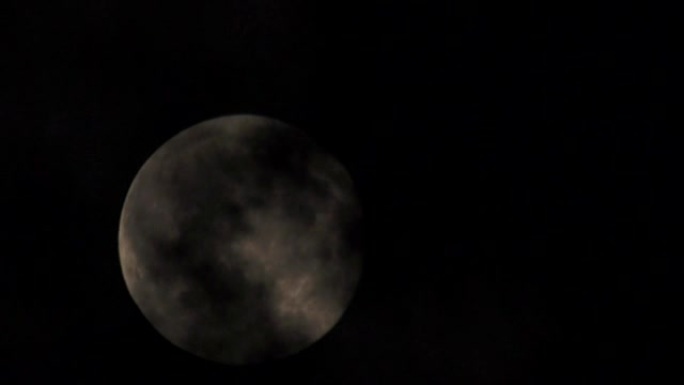 满月和云夜黑上升明月光月球月圆夜