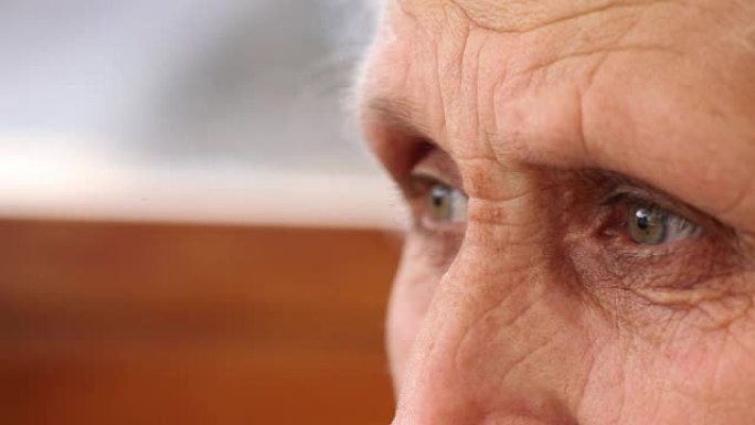 一个老妇人的眼睛外国老人老人眼神注视