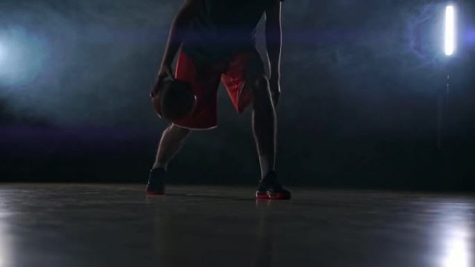 一名篮球运动员在镜头前做一些运球动作