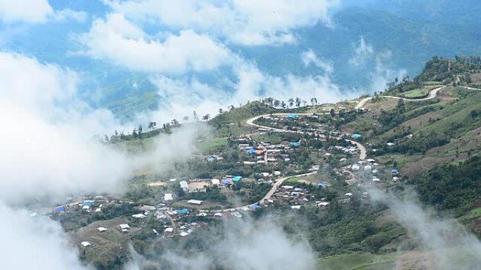 雾在泰国Phu Thap Book的高地上流动