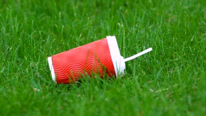 公园草地上的塑料杯，乱扔垃圾问题，人类对环境的影响