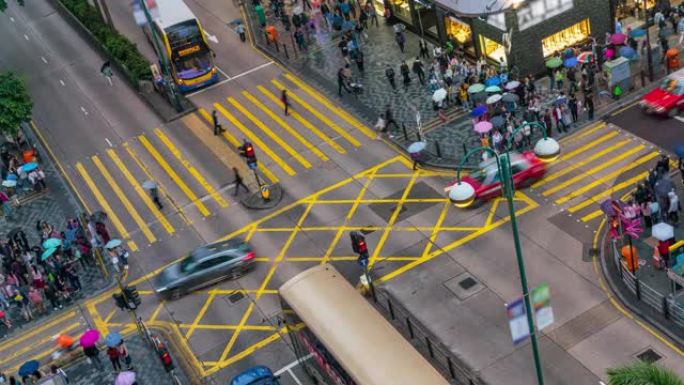 在中国香港尖沙咀区，穿越一个非常繁忙的十字路口的时间流逝的人和出租车
