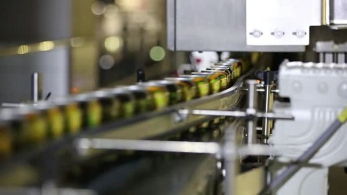 生产线上的饮料罐机械化视频素材