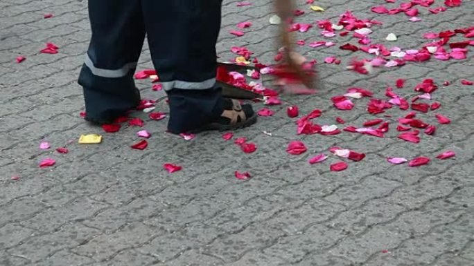街道清洁工清扫玫瑰花瓣
