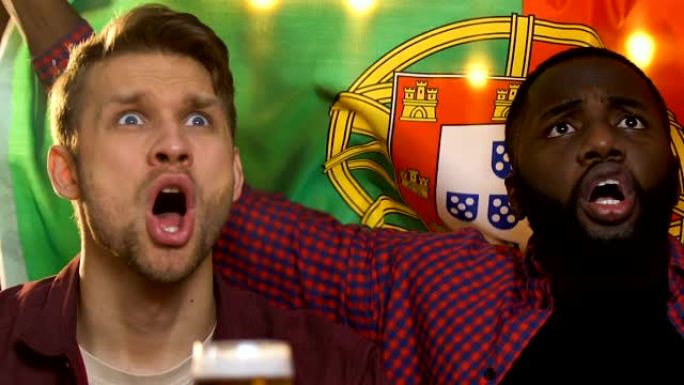 酒吧里的朋友举着葡萄牙国旗，对国家足球队的失利感到不安