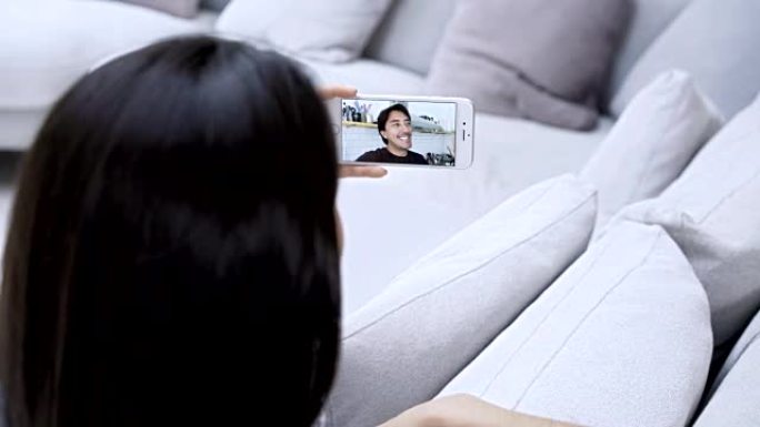 女人视频聊天和她的男朋友玩得开心