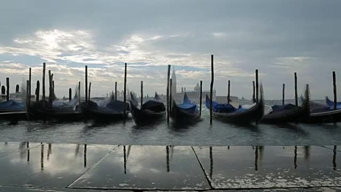 意大利威尼斯泻湖中的吊船