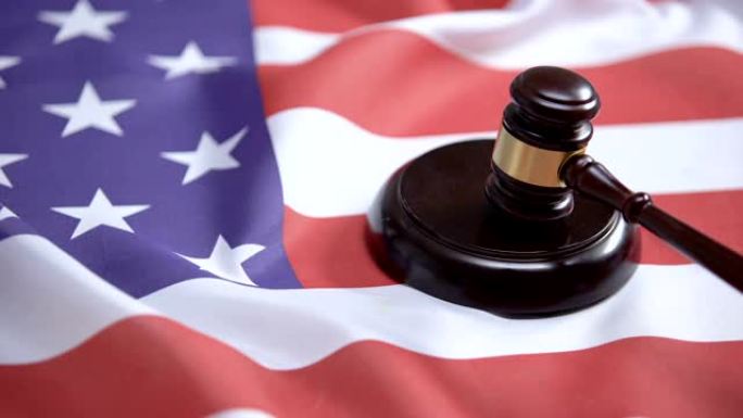 木槌撞击美国国旗，判例法，法院系统的声音