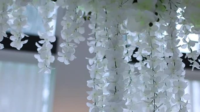 婚礼大厅上挂着的花