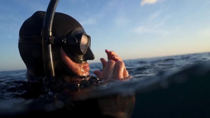 水下潜水员浮出水面的慢动作镜头