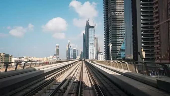 穿越迪拜市中心的延时地铁