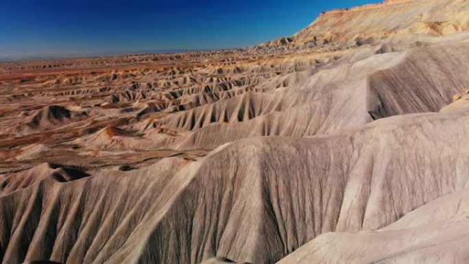 空中无人机拍摄了Bookcliffs (地质构造) 和山的条纹，侵蚀的砂岩悬崖。加菲猫在科罗拉多州大