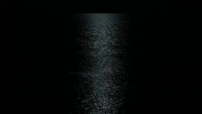 月夜的海景安详宁静平静海面波光粼粼