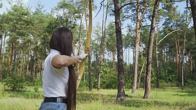 女弓箭手绘制箭和射击目标