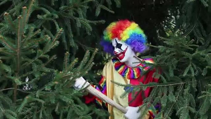 恐怖小丑拿着棒球棒躲在树里