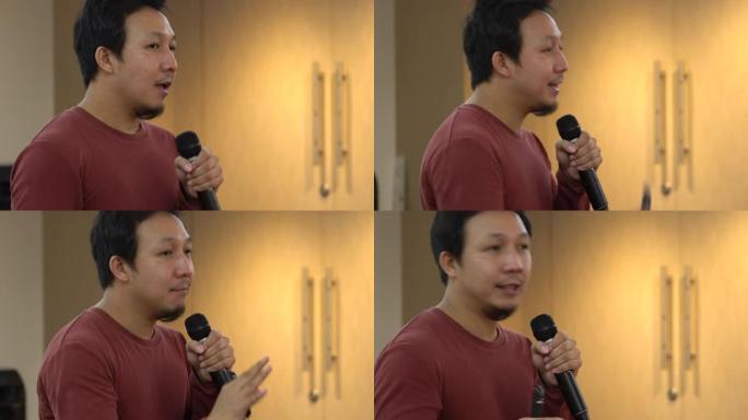 讲座负责人拿着麦克风讲话。