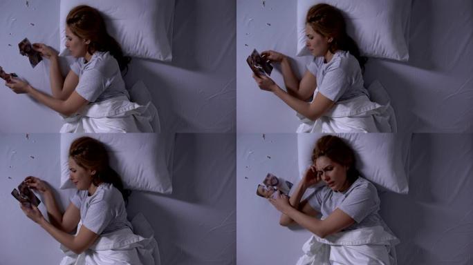 女孩躺在床上看着男友的流泪照片，艰难分手