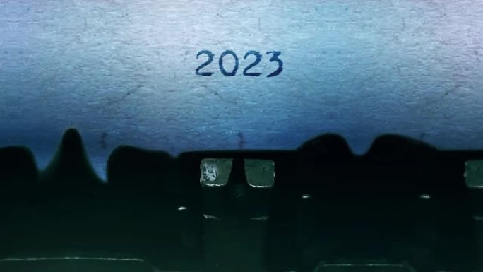 用老式打字机在一张纸上打字2023新年单词。