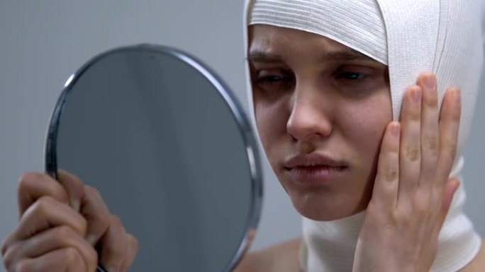 头戴的沮丧女人看着镜子反射，手术失败
