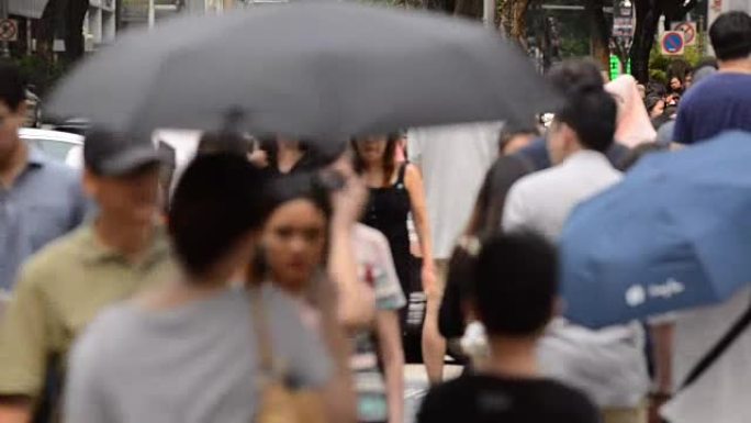 在新加坡拥挤的城市街道上行走的人们