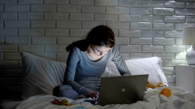精疲力竭的母亲在互联网上寻找年轻父母的秘诀，入睡