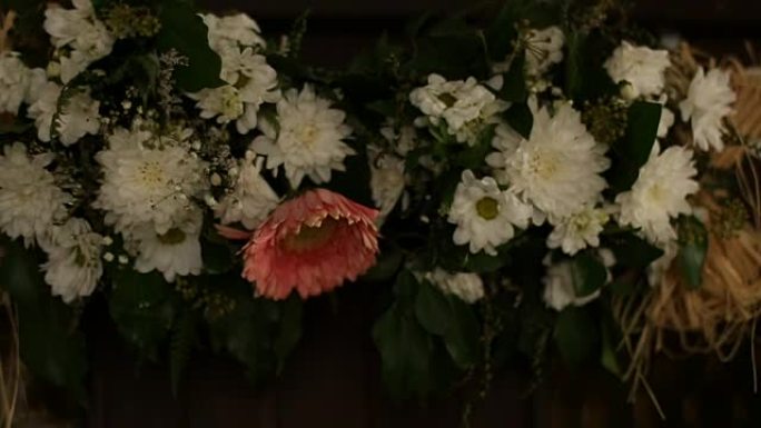 婚礼当天餐桌上的美丽花朵