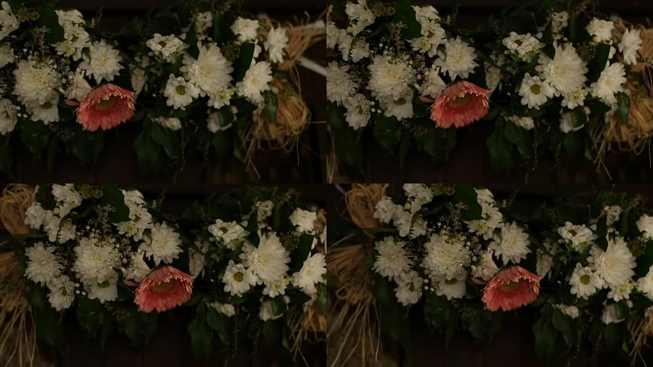 婚礼当天餐桌上的美丽花朵