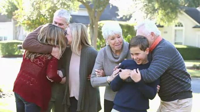 两个青少年加入他们的父母和祖父母
