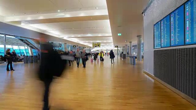 挪威奥斯陆机场出发大厅的延时旅客人群