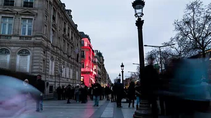 晚上在巴黎香榭丽舍大街上的人群，时间流逝。