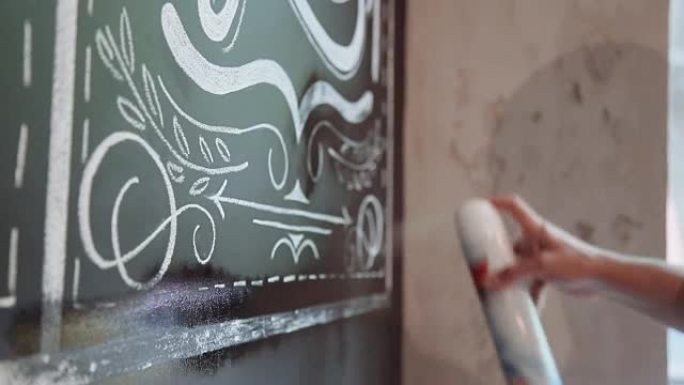艺术家正在喷涂粉笔画以保护自己