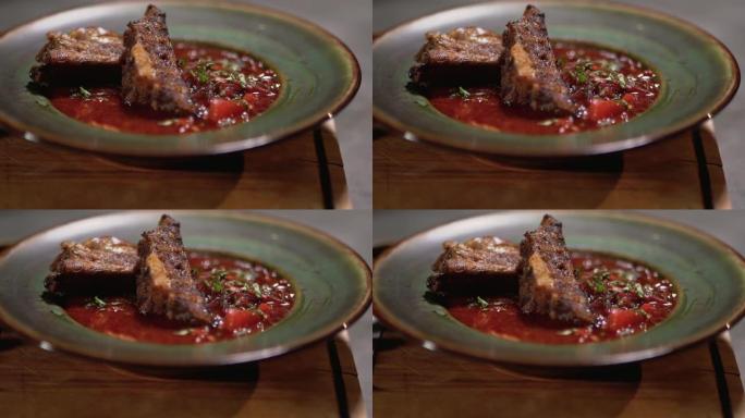 美味的红罗宋汤与肉在深银盘特写。