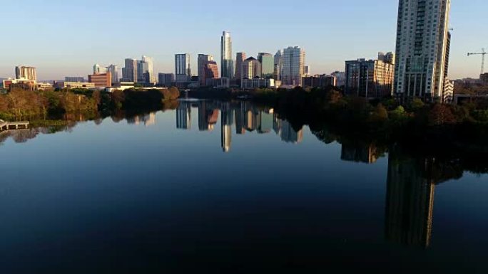 德克萨斯州奥斯汀湖镇上完美的日出早晨，市中心天际线城市景观高，靠近公寓