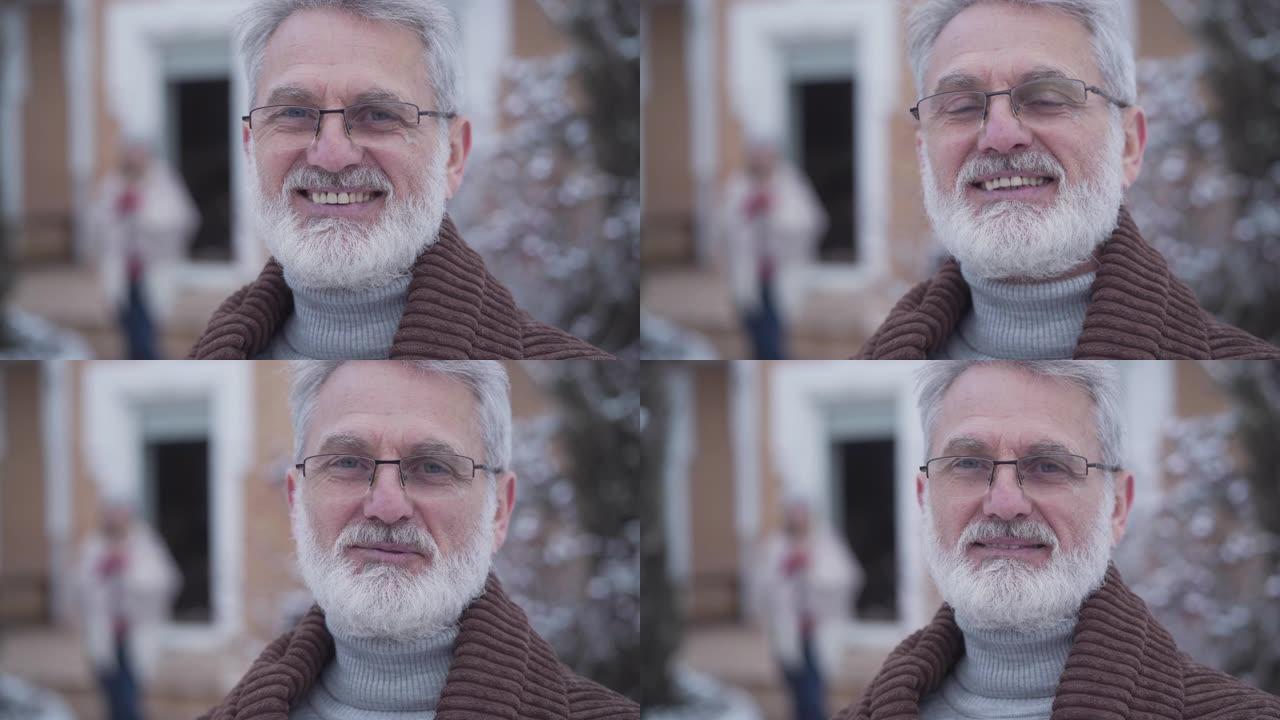 戴眼镜的英俊优雅男人的特写脸对着镜头微笑。冬日，白发白发白人退休人员在户外摆姿势。生活方式，休闲，放