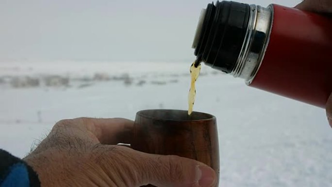 滑雪道上的保温茶和小茶杯