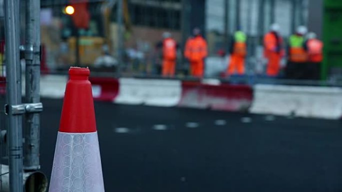 工人修复道路工人修复道路