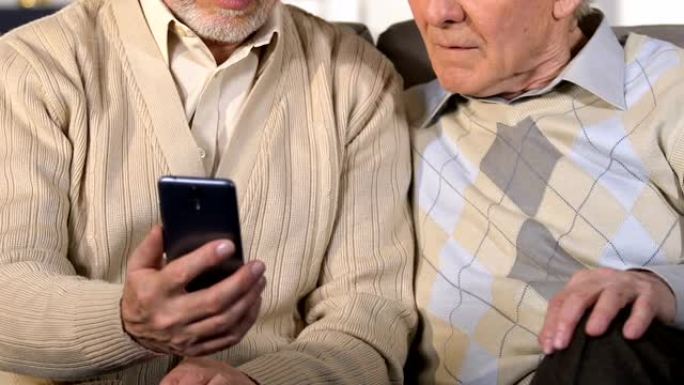 两名老人使用智能手机特写，手机银行应用程序，技术