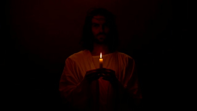 耶稣戴着荆棘冠冕，用蜡烛为人们祈祷，仁慈的罪过