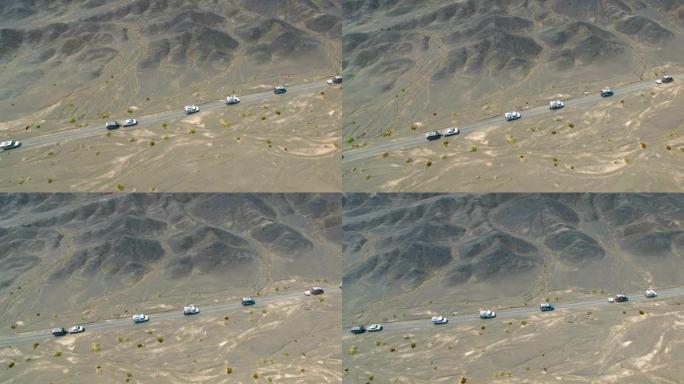 中国新疆戈壁沙漠上汽车行驶的鸟瞰图。