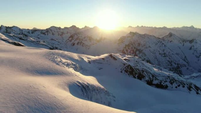 埃尔布鲁斯山附近雪山的空中揭示