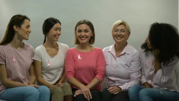 带着粉红丝带的女性分享经验，全国的乳腺癌意识