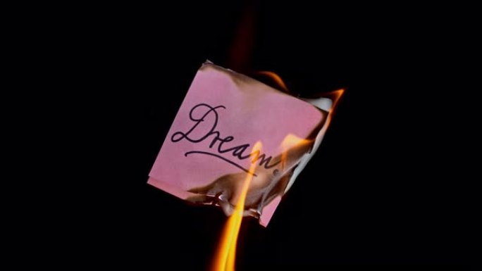 SLO MO LD粉红色的纸，上面刻有 “梦想” 着火