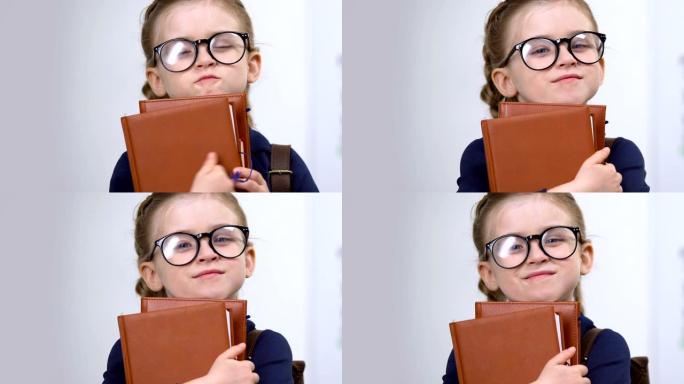 戴眼镜的可爱女学生拿着书，需要知识，天才