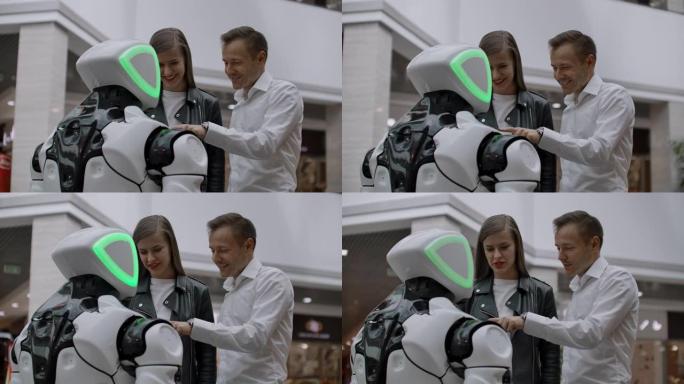 与人互动的现代机器人技术。机器人是友谊和交流的伴侣。未来的助手。机器人看着摄像机看着人。